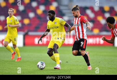 L'Aboubakar Kamara de Fulham (à gauche) et Emiliano Marcondes de Brentford en action lors du quatrième tour de la coupe Carabao au stade communautaire Brentford, Londres. Banque D'Images