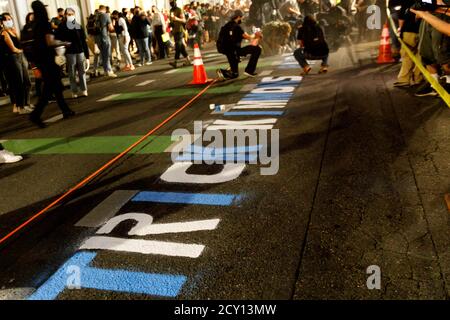 Portland, États-Unis. 30 septembre 2020. Patrick Kimmons, un homme noir de 27 ans abattu par la police il y a deux ans aujourd'hui, a été commémoré par des discours et des peintures de rue au lieu de sa mort à Portland, Oregon, le 30 septembre 2020. (Photo de John Rudoff/Sipa USA) crédit: SIPA USA/Alay Live News Banque D'Images