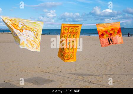 Sandbanks, Poole, Dorset Royaume-Uni. 1er octobre 2020. Parlez à la mer et au processus, qui fait partie du Festival des arts de Bournemouth by the Sea. Les membres du public peuvent participer pour réfléchir, contempler et parler à la mer de leurs sentiments en cette période difficile pendant la pandémie du coronavirus Covid-19, la mer étant un lieu contemplatif, pour méditer sur les défis et les espoirs pour l'avenir. Les messages et les scènes sont représentés sur des taies d'oreiller pour compléter l'œuvre de Luke Jerram « In Memoriam » créée à partir de plus de 100 draps. Crédit : Carolyn Jenkins/Alay Live News Banque D'Images