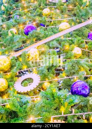 Arbre de Noël décoré de boules brillantes bleues et dorées et d'une guirlande. Photo plein écran Banque D'Images