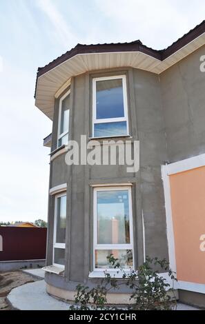 Maison inachevée avec mur plâtrant et mur de stuc après isolant mural en laine minérale. Mur de peinture. Structure de toit soffit. Banque D'Images