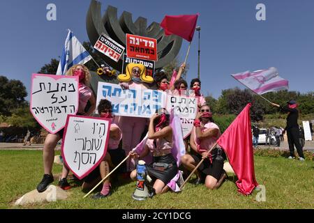 29 septembre 2020 - protestation contre la corruption contre le Premier ministre Netanyahu devant la Knesset, maison israélienne des élus. Des centaines de véhicules ont grimpé jusqu'à Jérusalem, le dernier jour où les manifestations sont légales en Israël. Au cours de la manifestation, une mise à jour de la loi Covid-19 sur la certification a été effectuée, qui appelle à ce que les manifestations ne soient autorisées qu'à 1 km de la résidence des citoyens. Cet acte, qui a été expliqué comme un acte d'urgence covid 19 - limite principalement les droits de la société non orthodoxe en Israël lors d'une vague de protestations massives devant les résidences du Premier ministre Netanyahu Banque D'Images