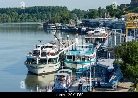 Belgrade / Serbie - 30 juin 2019 : navires à passagers et bateaux à aubes amarrés dans le port de Belgrade, sur la rivière Sava, dans la capitale de Belgrade, la Serbie Banque D'Images