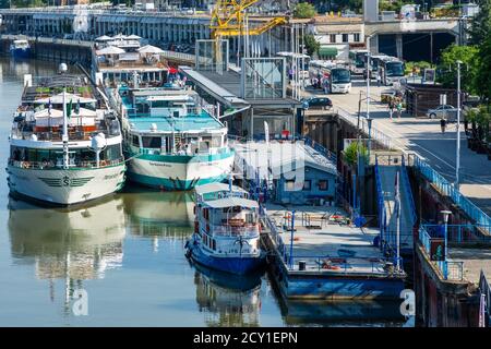 Belgrade / Serbie - 30 juin 2019 : navires à passagers et bateaux à aubes amarrés dans le port de Belgrade, sur la rivière Sava, dans la capitale de Belgrade, la Serbie Banque D'Images