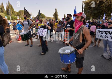 29 septembre 2020 - protestation contre la corruption contre le Premier ministre Netanyahu devant la Knesset, maison israélienne des élus. Des centaines de véhicules ont grimpé jusqu'à Jérusalem, le dernier jour où les manifestations sont légales en Israël. Au cours de la manifestation, une mise à jour de la loi Covid-19 sur la certification a été effectuée, qui appelle à ce que les manifestations ne soient autorisées qu'à 1 km de la résidence des citoyens. Cet acte, qui a été expliqué comme un acte d'urgence covid 19 - limite principalement les droits de la société non orthodoxe en Israël lors d'une vague de protestations massives devant les résidences du Premier ministre Netanyahu Banque D'Images