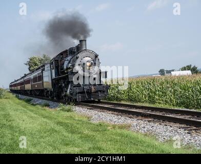 Strasburg, Pennsylvanie, le 25 août 2020, train locomotive tire des voitures de tourisme dans les champs de ferme, Lancaster, Pennsylvanie Banque D'Images