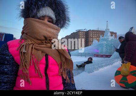 Moscou, Russie. 6 janvier 2017 UNE fille enveloppée de vêtements chauds descend un toboggan pendant le festival de la famille Ice Moscow sur le parc Poklonnaya Hill de Moscou, en Russie Banque D'Images