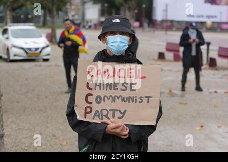 Amsterdam, pays-Bas. 1er octobre 2020. Un militant pro-démocratie à Chine tient un placaire avec le signe Çancel Parti communiste chinois lors de la manifestation au Museumplein dans le cadre de la pandémie du coronavirus le 1er octobre 2020 à Amsterdam, pays-Bas. Militants et partisans la protestation pro-démocratie contre les violations des droits de l'homme à Chine, Hong Kong et au Tibet exige la fin de la violence de l'État contre les peuples. (Photo de Paulo Amorim/Sipa USA) Credit: SIPA USA/Alay Live News Banque D'Images