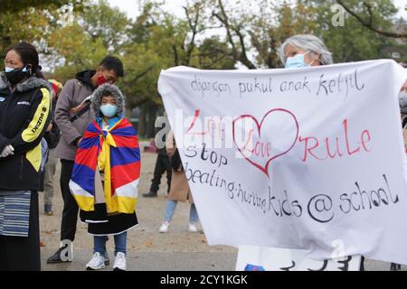 Amsterdam, pays-Bas. 1er octobre 2020. Les militants pro-démocratie à Chine prennent part à des manifestations au Museumplein dans le contexte de la pandémie du coronavirus le 1er octobre 2020 à Amsterdam, aux pays-Bas. Militants et partisans la protestation pro-démocratie contre les violations des droits de l'homme à Chine, Hong Kong et au Tibet exige la fin de la violence de l'État contre les peuples. (Photo de Paulo Amorim/Sipa USA) Credit: SIPA USA/Alay Live News Banque D'Images