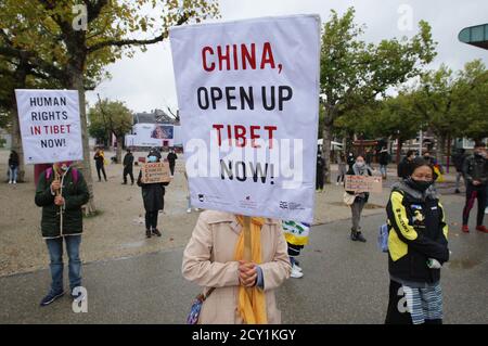 Amsterdam, pays-Bas. 1er octobre 2020. Les militants pro-démocratie à Chine prennent part à des manifestations lors de la manifestation, des placars ont été mis en place au Museumplein dans le cadre de la pandémie du coronavirus le 1er octobre 2020 à Amsterdam, aux pays-Bas. Militants et partisans la protestation pro-démocratie contre les violations des droits de l'homme à Chine, Hong Kong et au Tibet exige la fin de la violence de l'État contre les peuples. (Photo de Paulo Amorim/Sipa USA) Credit: SIPA USA/Alay Live News Banque D'Images