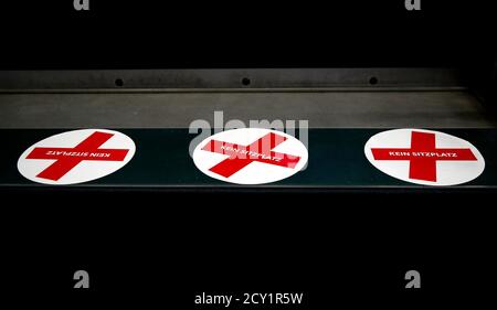 Magdebourg, Allemagne. 1er octobre 2020. Handball: Bundesliga, SC Magdeburg - Bergischer HC, les sièges du 1er jour de match bloqués dans le Getec-Arena. Crédit : Ronny Hartmann/dpa-Zentralbild/dpa/Alay Live News Banque D'Images