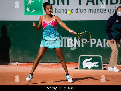 Paris, France. 1er octobre 2020. Leylah Fernandez du Canada en action contre Polona Hercog de Slovénie au cours de la deuxième manche du tournoi de tennis Roland Garros 2020, Grand Chelem, le 1er octobre 2020 au stade Roland Garros à Paris, France - photo Rob Prange / Espagne DPPI / DPPI crédit: LM/DPPI/Rob Prange/Alay Live News Banque D'Images