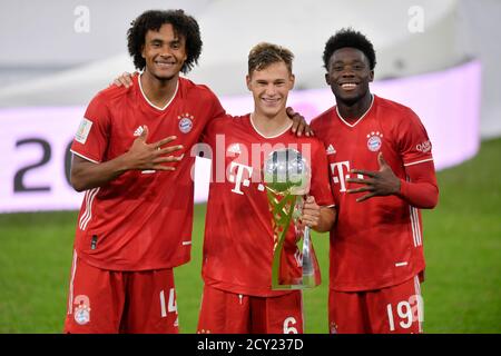 Allianz Arena Munich Allemagne 30.09.20, football: Allemand SUPERCUP FINALE 2020/2021, FC Bayern Muenchen (FCB, rouge) vs Borussia Dortmund (BVB, jaune) 3:2 — de gauche à droite: Joshua Zirkzee (FC Bayern München), Joshua Kimmich (FC Bayern München) und Alphonso Davies (FC Bayern München) Foto: Bernd Feil/M.i.S./Pool/via Kolvenbach seulement pour usage éditorial! Les réglementations DFL interdisent toute utilisation de photographies comme séquences d'images et/ou quasi-vidéo. Actualités nationales et internationales. Banque D'Images