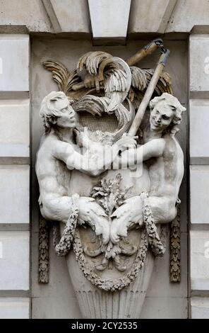 Londres, Angleterre, Royaume-Uni. Somerset House (Strand) sculptures maritimes en pierre de merpeople dans la cour. Aile est Banque D'Images