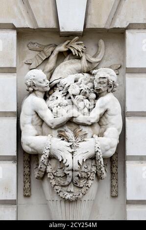 Londres, Angleterre, Royaume-Uni. Somerset House (Strand) sculptures maritimes en pierre de merpeople dans la cour. Aile est Banque D'Images