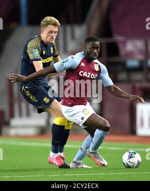 Keinan Davis (à droite) de Aston Villa et Harry Souttar de Stoke City se battent pour le ballon lors du quatrième tour de la Carabao Cup à Villa Park, Birmingham. Banque D'Images