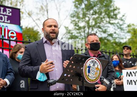 01 octobre 2020 : Joseph C. Borelli, membre du conseil municipal de New York, district 51, s'exprime avec Michael Reilly, membre de l'Assemblée de l'État de New York, alors qu'ils commencent à organiser une poursuite pour rouvrir les écoles alors que les parents protestent contre Bill de Blasio (non représenté) et Richard A. Carranza, chancelier de l'école de New York (Non représenté) plan pour le système d'écoles publiques de New York à Staten Island, New York. Crédit obligatoire : Kostas Lymperopoulos/CSM Banque D'Images