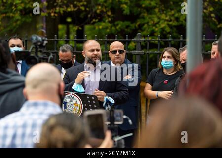 01 octobre 2020 : Joseph C. Borelli, membre du conseil municipal de New York, district 51, s'exprime avec Michael Reilly, membre de l'Assemblée de l'État de New York, alors qu'ils commencent à organiser une poursuite pour rouvrir les écoles alors que les parents protestent contre Bill de Blasio (non représenté) et Richard A. Carranza, chancelier de l'école de New York (Non représenté) plan pour le système d'écoles publiques de New York à Staten Island, New York. Crédit obligatoire : Kostas Lymperopoulos/CSM Banque D'Images