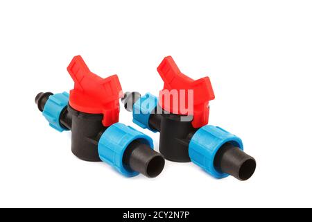 Robinets d'eau en plastique isolés sur fond blanc. Banque D'Images