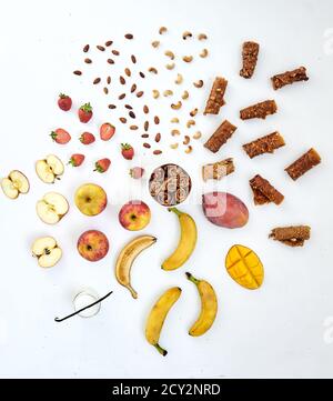 Plat de divers fruits secs et frais sur un blanc. Fruits, pastilles et copeaux de fruits dans un contexte créatif. Banque D'Images