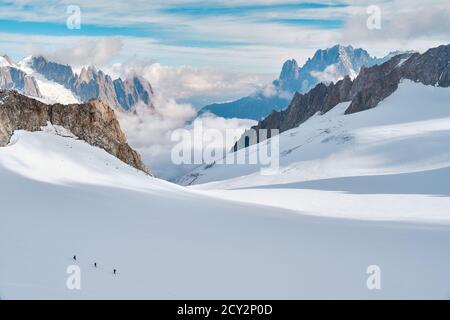 Trois alpinistes se sont rassemblés pour monter un glacier au Mont blanc, à Courmayeur, en Italie Banque D'Images