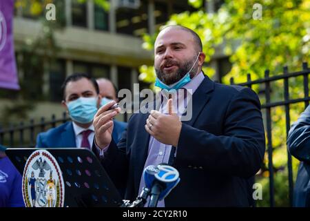 01 octobre 2020 : Joseph C. Borelli, membre du conseil municipal de New York, district 51, s'exprime avec Michael Reilly, membre de l'Assemblée de l'État de New York, alors qu'ils commencent à organiser une poursuite pour rouvrir les écoles alors que les parents protestent contre Bill de Blasio (non représenté) et Richard A. Carranza, chancelier de l'école de New York (Non représenté) plan pour le système d'écoles publiques de New York à Staten Island, New York. Crédit obligatoire : Kostas Lymperopoulos/CSM Banque D'Images