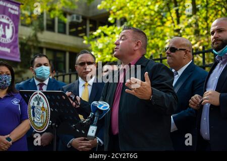 01 octobre 2020 : Michael Reilly, membre de l'Assemblée de l'État de New York, s'exprime avec Joseph C. Borelli, membre du conseil municipal du district 51 de New York, alors qu'ils commencent à organiser une poursuite pour rouvrir les écoles alors que les parents protestent contre Bill de Blasio (non représenté) et Richard A. Carranza, chancelier de l'école de New York (Non représenté) plan pour le système d'écoles publiques de New York à Staten Island, New York. Crédit obligatoire : Kostas Lymperopoulos/CSM Banque D'Images