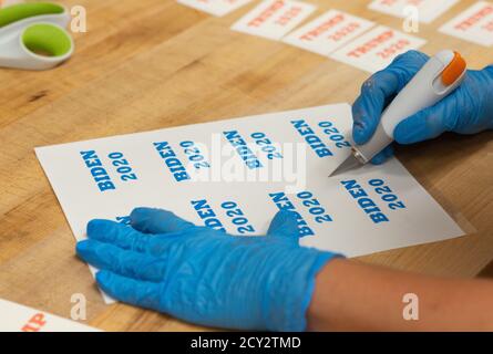 Hatboro, États-Unis. 1er octobre 2020. Trish Cirino élimine les noms pour les étiquettes à aller à l'élection des cookies électoraux dans la boulangerie pour être vendus dans le cadre de leur sondage jeudi, 01 octobre 2020 à Lochel's Bakery à Hatboro, Pennsylvanie. Chaque cookie vendu compte pour une voix pour un candidat, Trump ou Biden. Pour le moment, Trump a mené Biden jeudi par 600 points. Lors des élections passées, le sondage a prédit avec succès le gagnant, Credit: William Thomas Cain/Alay Live News Banque D'Images