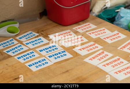 Hatboro, États-Unis. 1er octobre 2020. Le nom des candidats attend le placement de leurs noms sur les cookies électoraux qui seront vendus dans le cadre de leur sondage le jeudi 01 octobre 2020 à Lochel's Bakery à Hatboro, en Pennsylvanie. Chaque cookie vendu compte pour une voix pour un candidat, Trump ou Biden. Pour le moment, Trump a mené Biden jeudi par 600 points. Lors des élections passées, le sondage a prédit avec succès le gagnant, Credit: William Thomas Cain/Alay Live News Banque D'Images