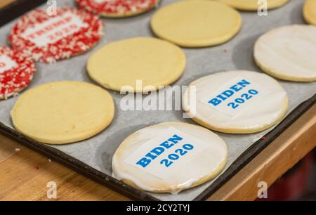 Hatboro, États-Unis. 1er octobre 2020. Les biscuits Biden à moitié finis attendent de givrer par un employé de la boulangerie pendant qu'ils font des biscuits d'élection à vendre dans le cadre de leur sondage jeudi, 01 octobre 2020 à Lochel's Bakery à Hatboro, Pennsylvanie. Chaque cookie vendu compte pour une voix pour un candidat, Trump ou Biden. Pour le moment, Trump a mené Biden jeudi par 600 points. Lors des élections passées, le sondage a prédit avec succès le gagnant, Credit: William Thomas Cain/Alay Live News Banque D'Images