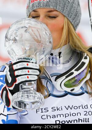 Lindsey Vonn des États-Unis embrasse le trophée de la coupe du monde après la course de descente des femmes à la finale de la coupe du monde de ski alpin à Lenzerheide le 16 mars 2011. REUTERS/Wolfgang Rattay (SUISSE - Tags: SKI DE SPORT)