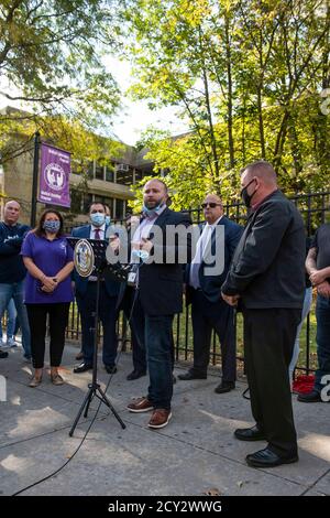 01 octobre 2020 : Joseph C. Borelli, membre du conseil municipal de New York, district 51, s'exprime avec Michael Reilly, membre de l'Assemblée de l'État de New York, alors qu'ils commencent à organiser une poursuite pour rouvrir les écoles alors que les parents protestent contre Bill de Blasio (non représenté) et Richard A. Carranza, chancelier de l'école de New York (Non représenté) plan pour le système d'écoles publiques de New York à Staten Island, New York. Crédit obligatoire : Kostas Lymperopoulos/CSM Banque D'Images