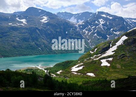 Vue sur les huttes touristiques de Memurubu, depuis le célèbre sentier de randonnée de Besseggen, Norvège Banque D'Images