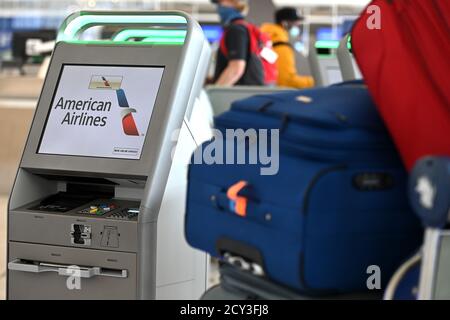 New York, États-Unis. 1er octobre 2020. Les bagages sont placés sur un chariot lors de l'enregistrement des passagers via des bornes automatiques à l'aéroport LaGuardia, United Airlines et American Airlines se préparant à réduire un total de 32,000 emplois en raison de l'impact économique de la pandémie COVID-19, New York, NY, le 1er octobre 2020. Un mois avant les élections présidentielles américaines, les demandes de chômage ont augmenté de 837,000, avec un taux de chômage américain estimé à 8.2 pour cent. (Anthony Behar/Sipa USA) crédit: SIPA USA/Alay Live News Banque D'Images