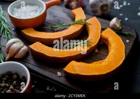 morceaux de citrouille crus préparés pour cuire au four. Banque D'Images