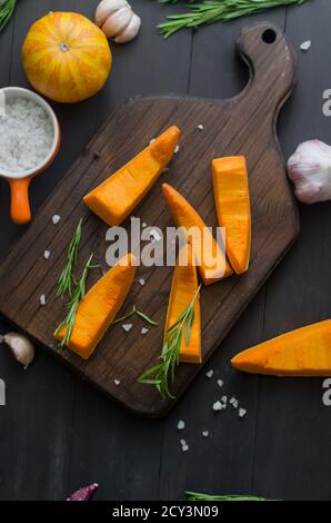 morceaux de citrouille crus préparés pour cuire au four. Banque D'Images