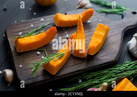 morceaux de citrouille crus préparés pour cuire au four. Banque D'Images