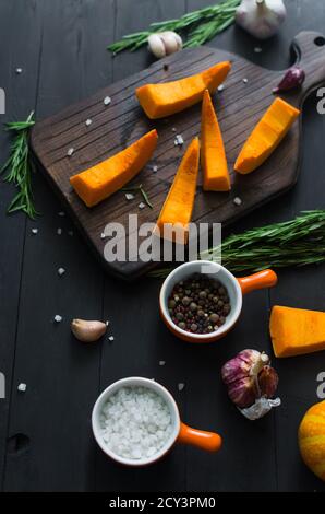 morceaux de citrouille crus préparés pour cuire au four. Banque D'Images