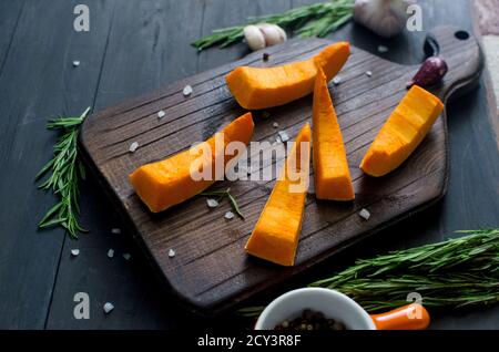 morceaux de citrouille crus préparés pour cuire au four. Banque D'Images