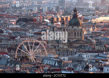 Paysage urbain incroyable sur les toits de budapest avec la grande roue de l'œil de Budapest et les tours de la basilique Saint-Etienne. Banque D'Images