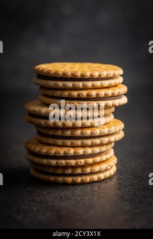 Petits gâteaux doux sur table noire. Banque D'Images