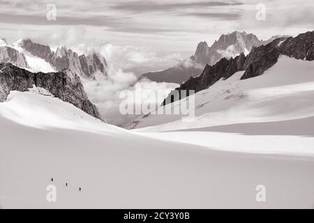 Trois alpinistes se sont rassemblés pour monter un glacier au Mont blanc, à Courmayeur, en Italie Banque D'Images