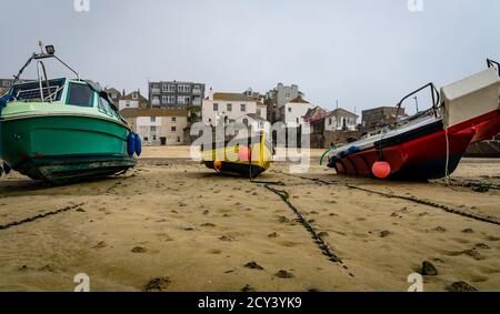 Bateaux de pêche pêchés dans le port de St.Ives à marée basse Banque D'Images