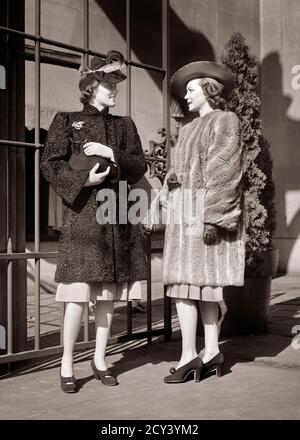 ANNÉES 1930 ANNÉES 1940 DEUX FEMMES À LA MODE PORTANT DES CHAPEAUX FOURRURE MANTEAUX GANTS RÉUNION EN COURS EN TRAIN DE DISCUTER AVEC LES MAGASINS À L'EXTÉRIEUR DU MAGASIN HAUT DE GAMME - F4234 HAR001 HARS COMMUNICATION JEUNE ADULTE RICHE MODE DE VIE RICHE FEMMES MANTEAUX LUXURY COPY SPACE AMITIÉ PLEINE LONGUEUR FEMMES PERSONNES CONFIANCE B&W. SACS À MAIN BUZZ BONHEUR STYLES BUSYBODY FIERTÉ RACONTER DES HISTOIRES HAUT DE GAMME CONCEPTUEL RICHE STYLE TATTLER HEARSAY CHINCHILLA MODE MOYENNE-ADULTE MOYENNE-ADULTE FEMMES RUMEURS TOGETHERNESS BIEN-À-FAIRE JEUNE FEMME ADULTE NOIR ET BLANC RACE BLANCHE AGNEAU PERSAN À TALONS HAUTS HAR001 Banque D'Images