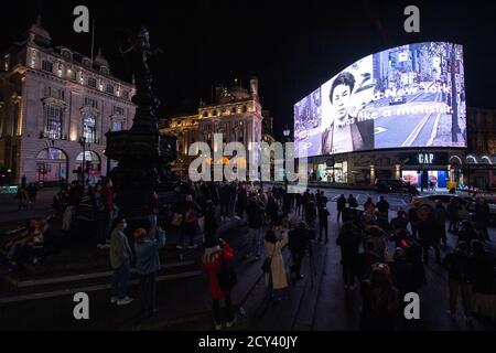 « New York Days » de l'artiste contemporain et activiste chinois ai Weiwei est affiché à l'écran à Piccadilly Circus à Londres. Banque D'Images