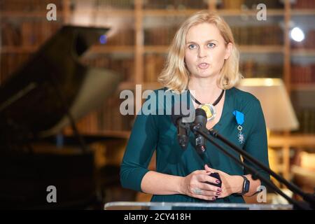 Varsovie, Mazovie, Pologne. 1er octobre 2020. L'ambassadeur de France en Pologne, FRÉDÉRIC BILLY, a remis À BARBARA NOWACKA, MEMBRE du Parlement polonais et MILITANTE sociale, l'insigne de l'ordre national de Merit.in la photo: BARBARA NOWACKA crédit: Hubert Mathis/ZUMA Wire/Alay Live News Banque D'Images