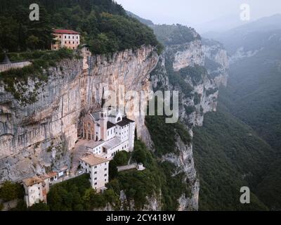 Vue aérienne brumeuse du sanctuaire de Madonna della Corona Banque D'Images