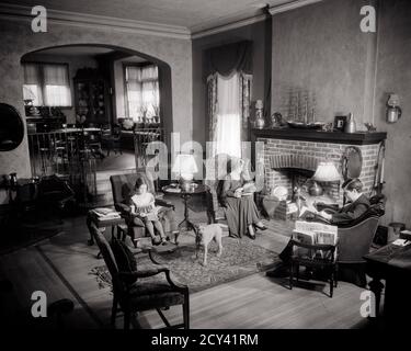 ANNÉES 1920 FAMILLE DES ANNÉES 1930 FEMME MÈRE GARÇON FILS FILLE FILLE ANIMAL DE COMPAGNIE CHIEN ASSIS ENSEMBLE DANS LA SALLE DE SÉJOUR HAUT DE GAMME LISANT AUTOUR DE LA CHEMINÉE - I1081 HAR001 HARS AUTOUR DE PAIRE DE MÈRES URBAINES PET VIEUX TEMPS NOSTALGIE FRÈRE VIEILLE MODE SOEUR 1 JEUNE FILS RICHES RICHE FAMILLES STYLE DE VIE FEMMES FRÈRES MAISON VIE LUXUEUSE COPIE ESPACE FEMME PLEINE LONGUEUR PERSONNES HOMMES SÉRÉNITÉ FRÈRES ET SŒURS B&W GRAND ANGLE BONHEUR MAMMIFÈRES LOISIRS CANINES RÉCRÉATION FIERTÉ DANS LE COING HAUT DE GAMME CONNEXION CONCEPTUEL RICHE ÉLÉGANT CANIN CROISSANCE JEUNES MAMMIFÈRES ADULTE MOYEN-ADULTE FEMME MAMANS PRÉ-ADOLESCENT DÉTENTE GARÇON Banque D'Images