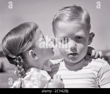 ANNÉES 1940, UNE PETITE FILLE SŒUR DANS DES TRESSES DE CHEVEUX EN QUEUE DE COCHON QUI S'EMBRASSE PARTAGER LA NARRATION MURMURANT SECRET À L'OREILLE DE BLONDE GARÇON ELLE FRÈRE - J1031 BAU001 COMMUNICATION HARS BLONDE DE SÉCURITÉ INFORMATIONS D'ÉQUILIBRE MYSTÈRE STYLE DE VIE FEMMES POTINS FRÈRES MAISON VIE BIENVEILLANTE MÂLES FRÈRES ET SŒURS CONFIANCE SŒURS B&W TENTATION TÊTE ET ÉPAULES STRATÉGIE EXCITATION CONNAISSANCE LES LOISIRS EN TRAIN DE RACONTER EN POLITIQUE LES FRÈRES ET SŒURS DE CONTES CONCEPTUELS BRAID LES JEUNES TORON DE COCHON NOIR ET BLANC DE L'ORIGINE ETHNIQUE CAUCASIENNE ANCIENNE Banque D'Images