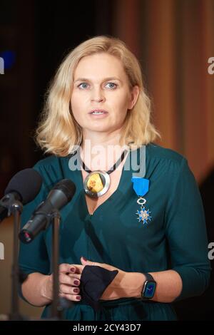 Varsovie, Mazovie, Pologne. 1er octobre 2020. L'ambassadeur de France en Pologne, FRÉDÉRIC BILLY, a remis À BARBARA NOWACKA, MEMBRE du Parlement polonais et MILITANTE sociale, l'insigne de l'ordre national de Merit.in la photo: BARBARA NOWACKA crédit: Hubert Mathis/ZUMA Wire/Alay Live News Banque D'Images